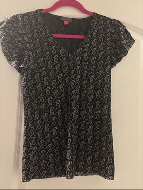 Vince Camuto Black V-Neck Short Sleeve Paisley Top